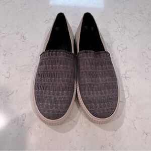 LORI GOLDSTEIN Collection Sabrine Smocked Slip on Sneaker. Size 10